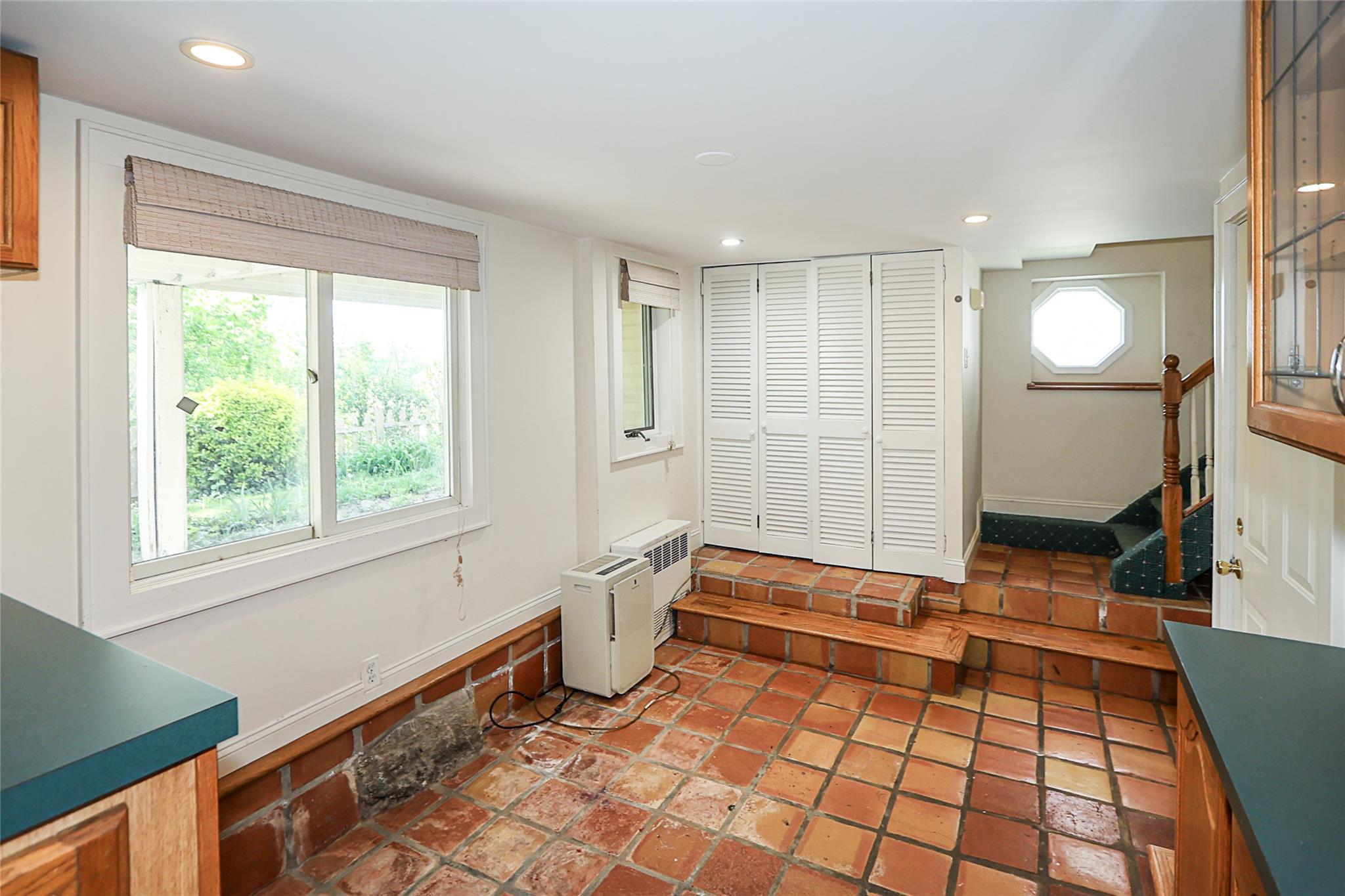 Glenwood Landing, New York 11547, United States, 6 Bedrooms Bedrooms, ,4 BathroomsBathrooms,Residential,Active,121921