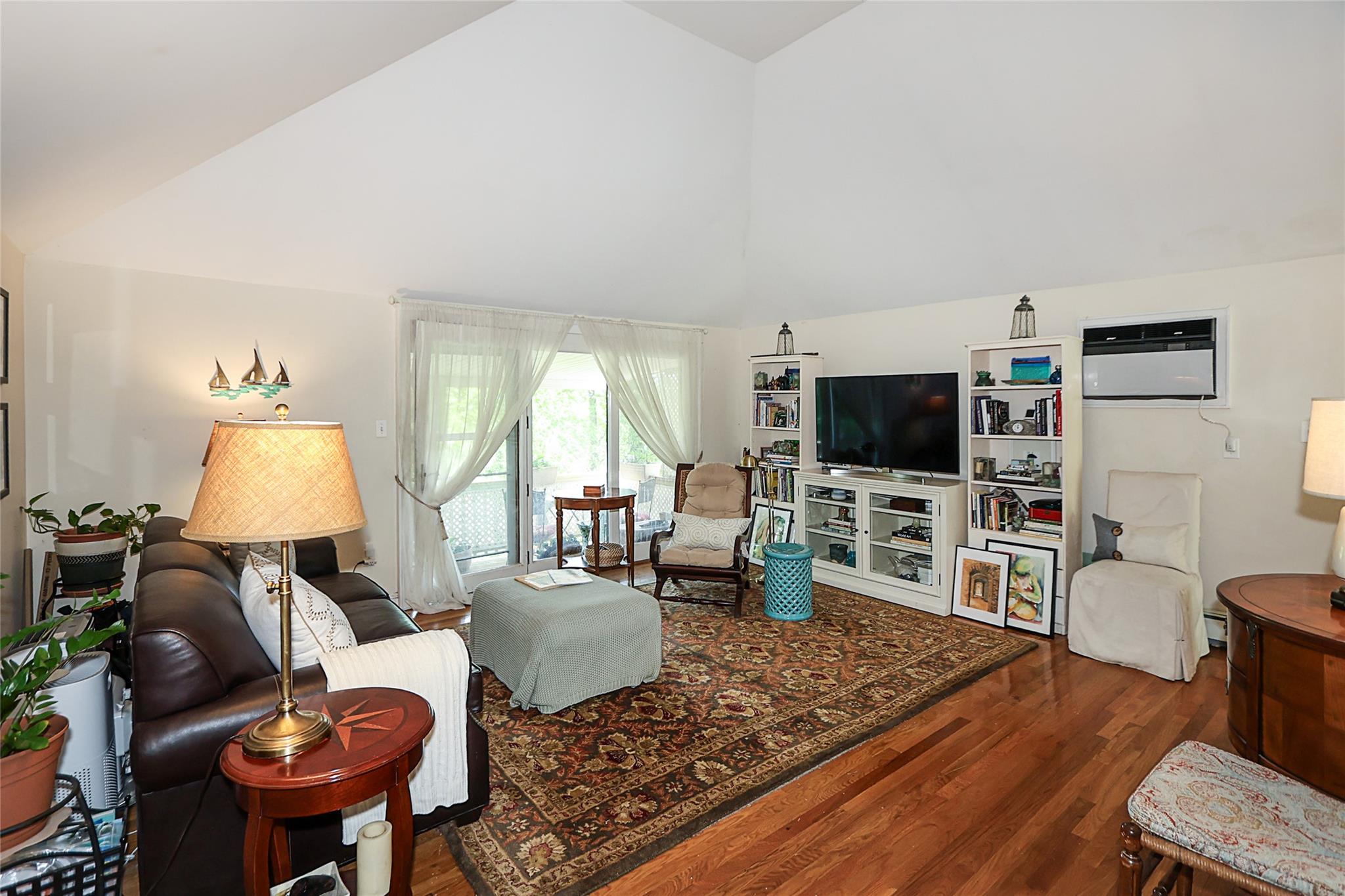 Glenwood Landing, New York 11547, United States, 6 Bedrooms Bedrooms, ,4 BathroomsBathrooms,Residential,Active,121921