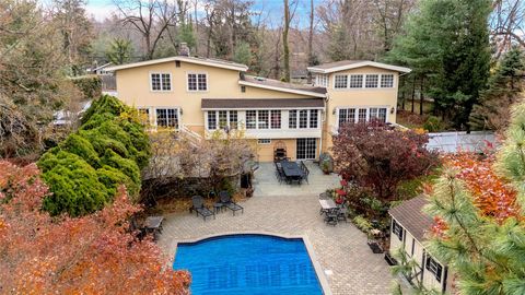 605 Bryant Avenue Roslyn Harbor NY 11576
