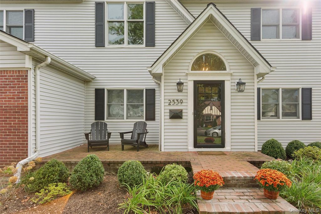 Photo of 2539 Washington Avenue, Oceanside, NY 11572 (MLS # 961388)