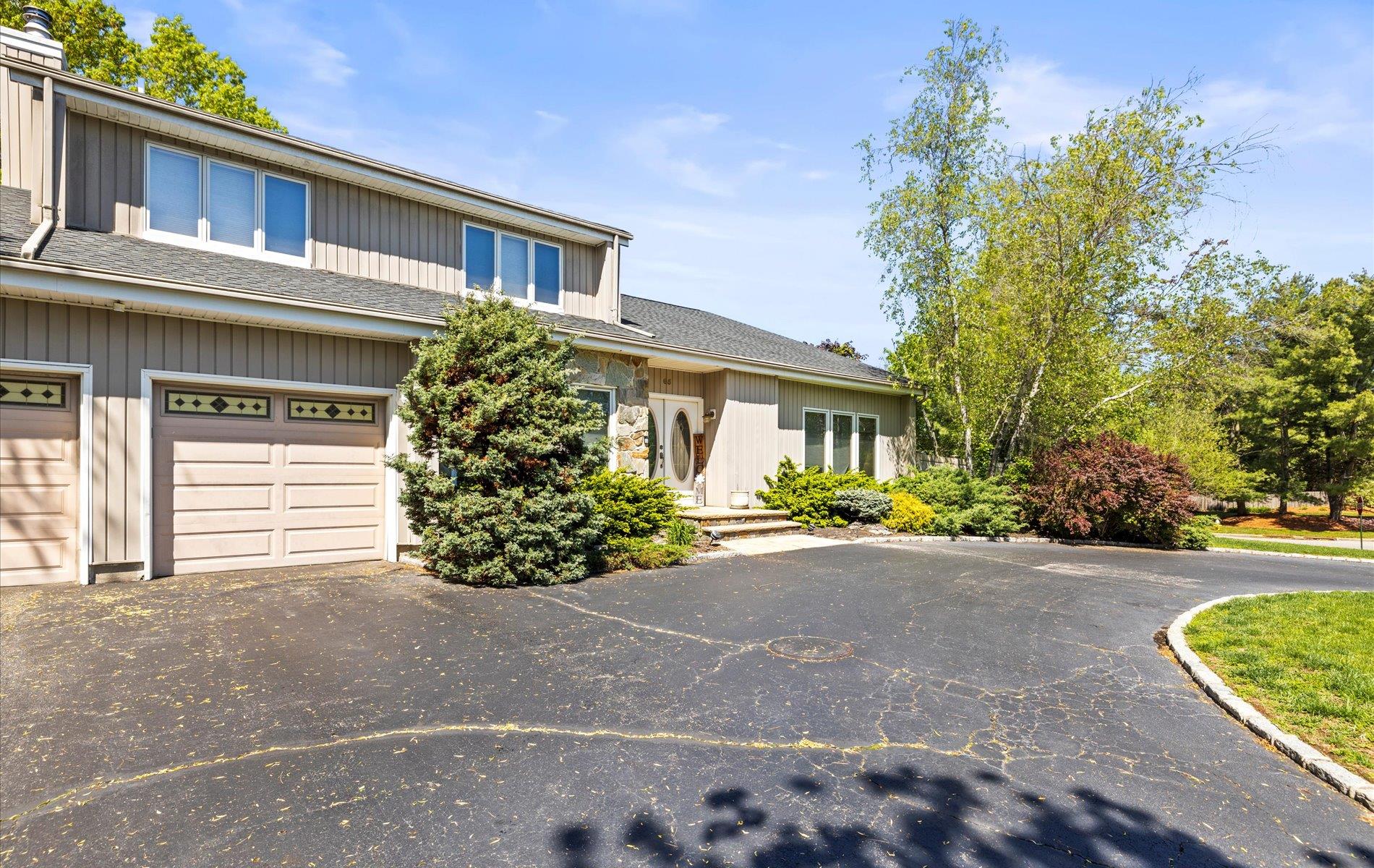 Annandale Road, Commack, Hamptons, NY - 5 Bedrooms  
3 Bathrooms - 
