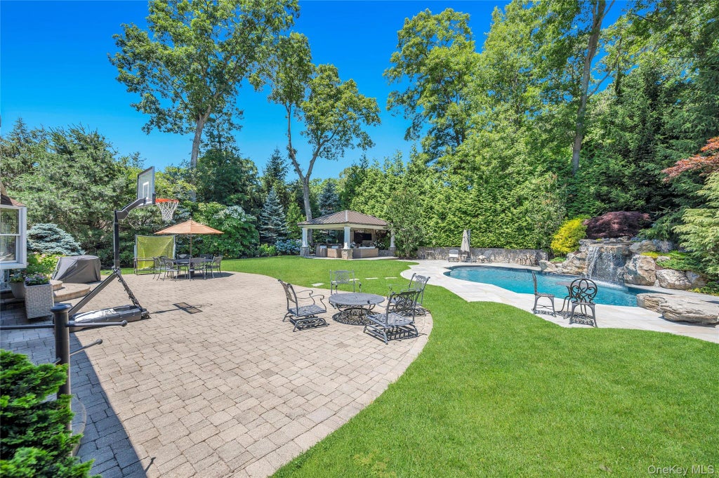 Photo of 109 Shirley Court, Smithtown, NY 11787 (MLS # 1010163)