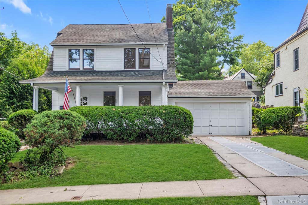 Photo of 328 Manor Road, Douglaston, NY 11363 (MLS # 1016838)