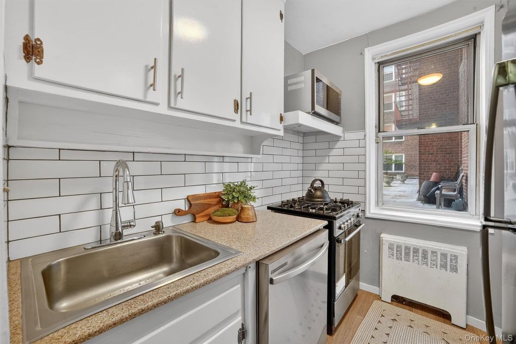 Photo of 1111 Midland Avenue #1B, Bronxville, NY 10708 (MLS # 968311)