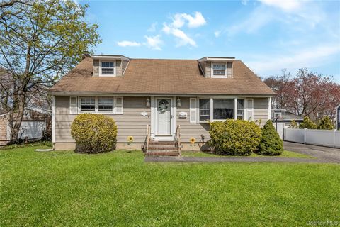 Homes For Sale - 384 S 11th Street<br/> Lindenhurst, NY 11757