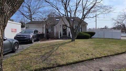 Homes For Sale - 8 Lion Lane<br/> North Babylon, NY 11703