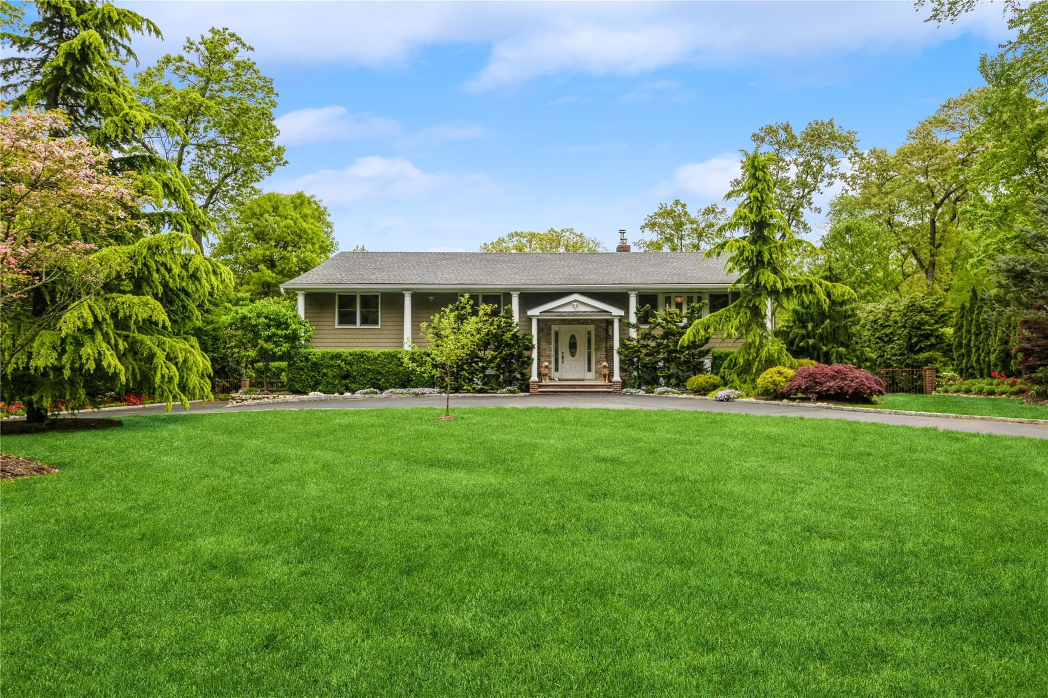 3 Lori Ct, Woodbury, New York image 1