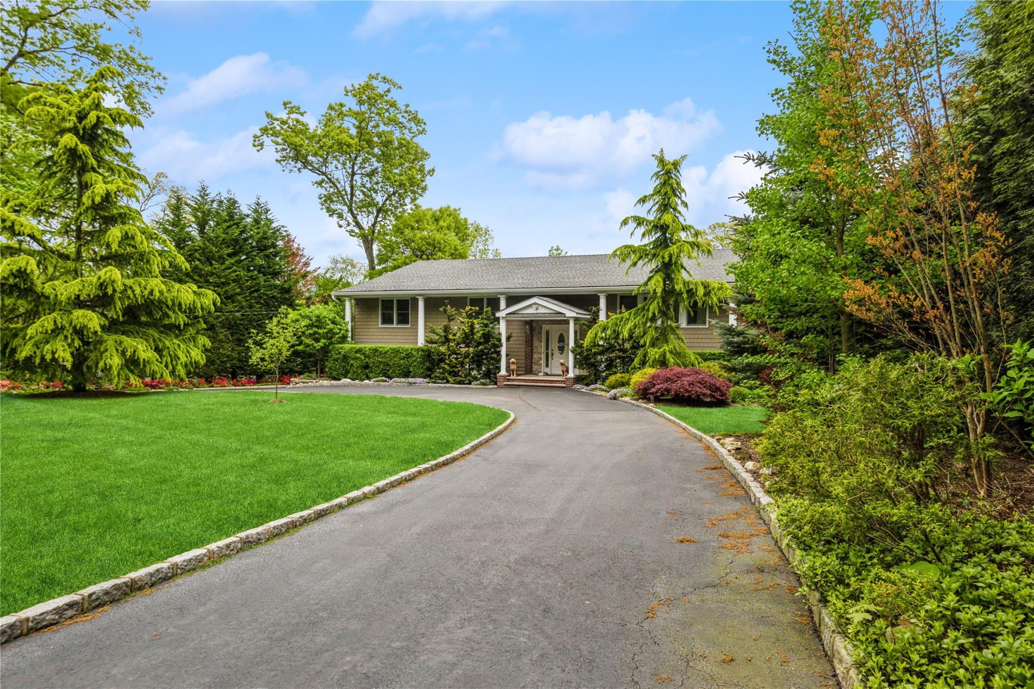 3 Lori Ct, Woodbury, New York image 2