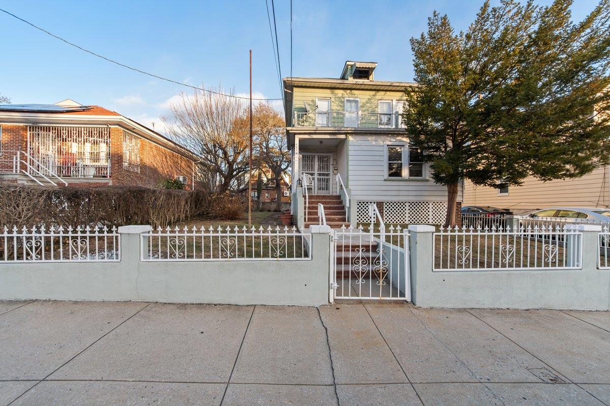 Hoxie Street, Bronx, New York - 4 Bedrooms  
2 Bathrooms - 