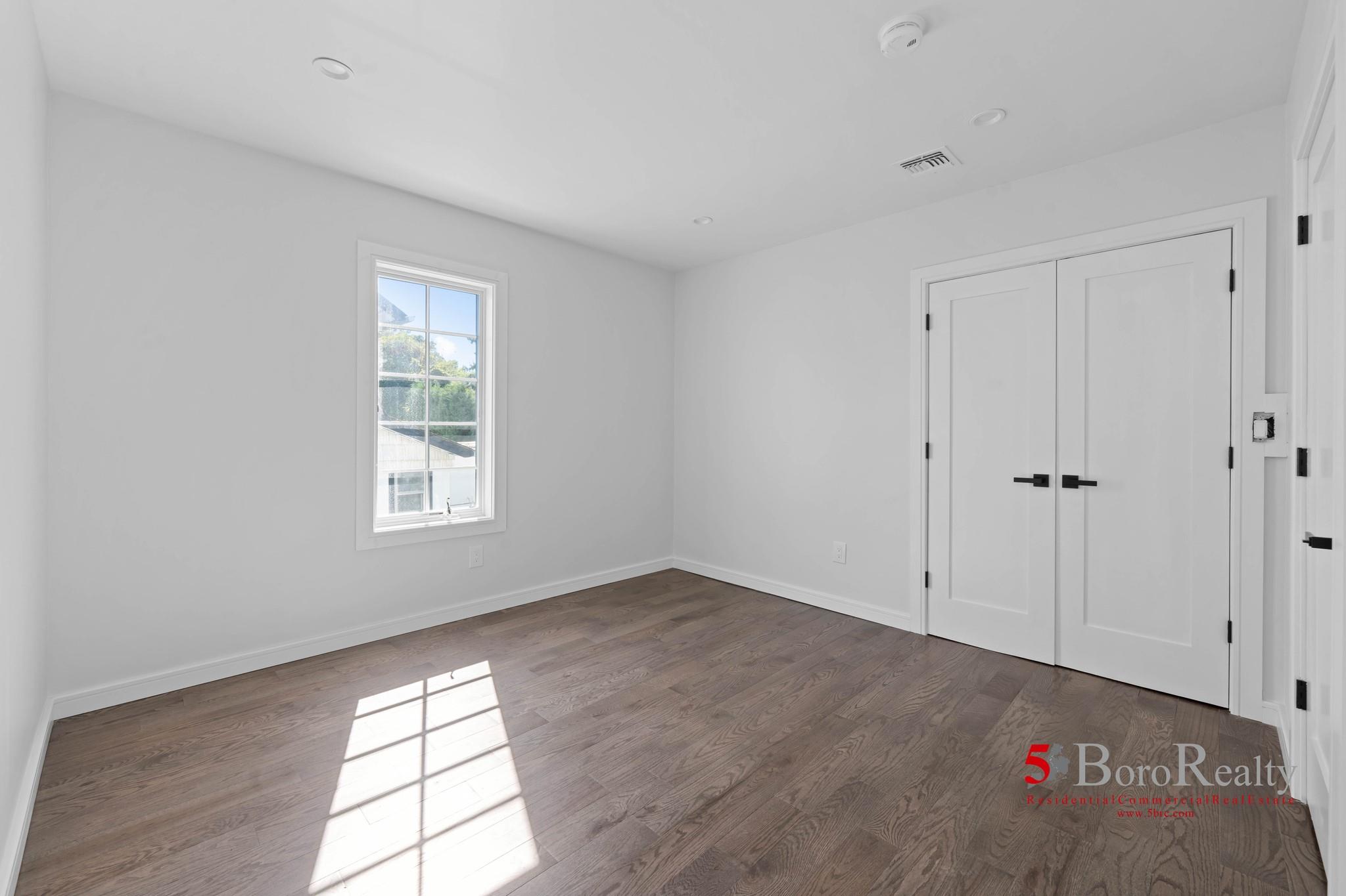 439 Bayview Avenue, Cedarhurst, New York image 17