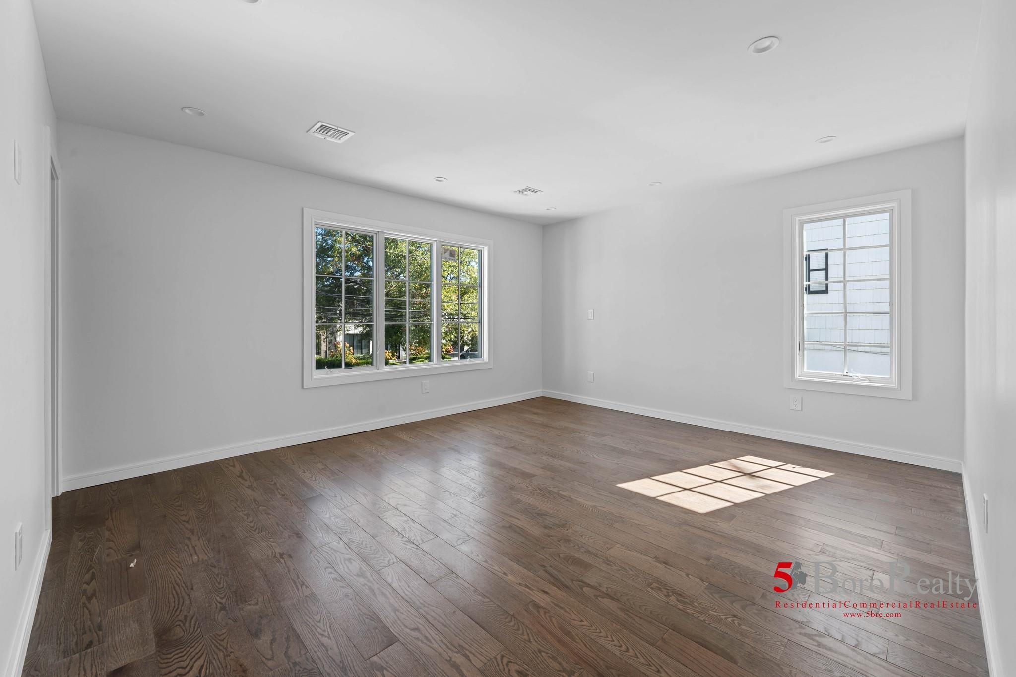 439 Bayview Avenue, Cedarhurst, New York image 10