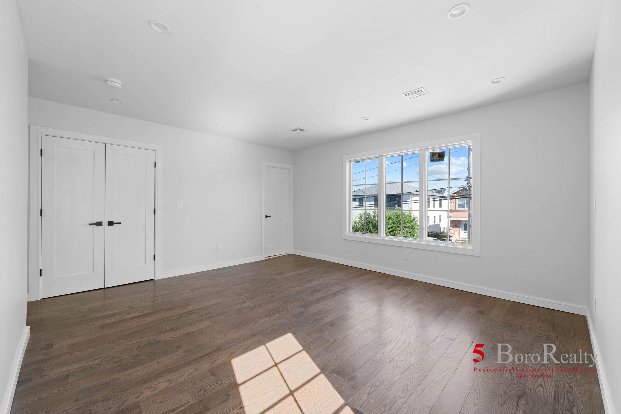439 Bayview Avenue, Cedarhurst, New York image 13