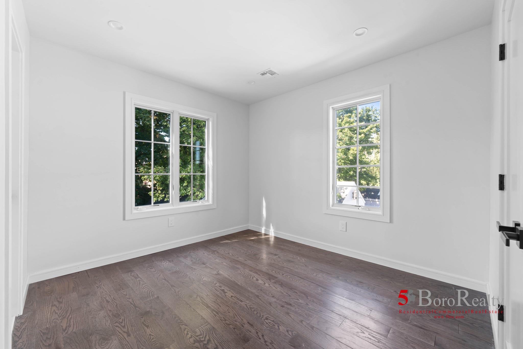 439 Bayview Avenue, Cedarhurst, New York image 20