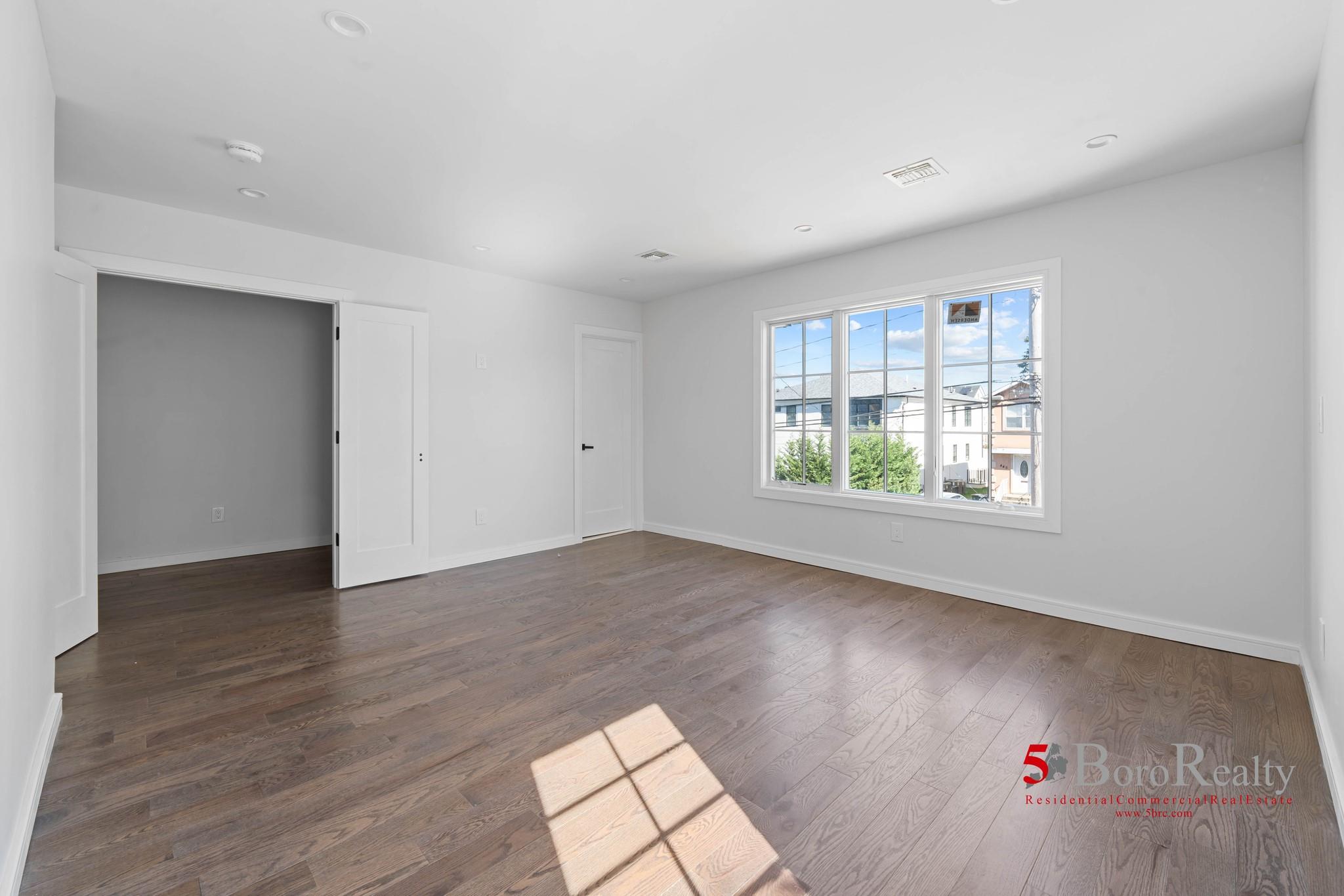 439 Bayview Avenue, Cedarhurst, New York image 15