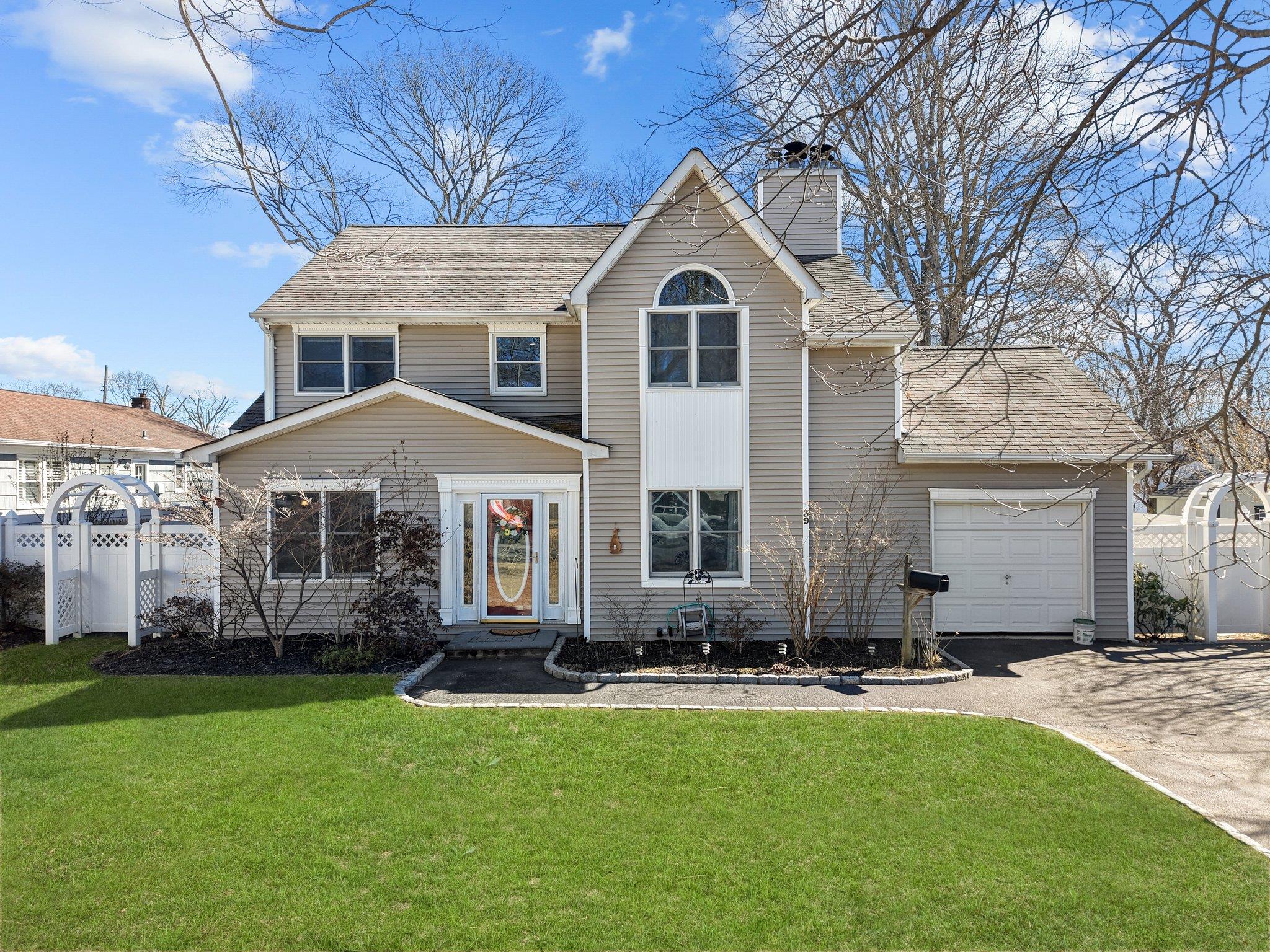 39 Penny Street, West Islip, New York image 1