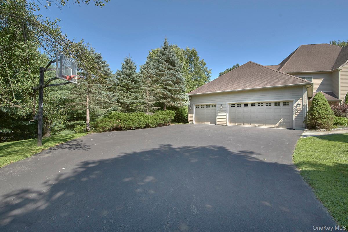 Brewster, New York 10509, United States, 5 Bedrooms Bedrooms, ,6 BathroomsBathrooms,Residential,Pending,199616