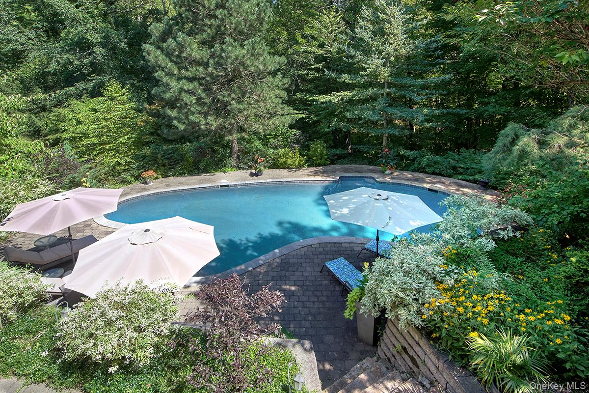 Brewster, New York 10509, United States, 5 Bedrooms Bedrooms, ,6 BathroomsBathrooms,Residential,Pending,199616