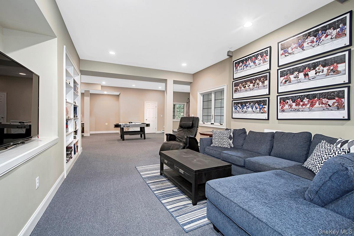 Brewster, New York 10509, United States, 5 Bedrooms Bedrooms, ,6 BathroomsBathrooms,Residential,Pending,199616