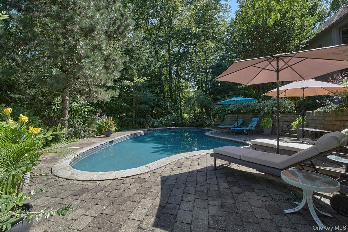 Brewster, New York 10509, United States, 5 Bedrooms Bedrooms, ,6 BathroomsBathrooms,Residential,Pending,199616