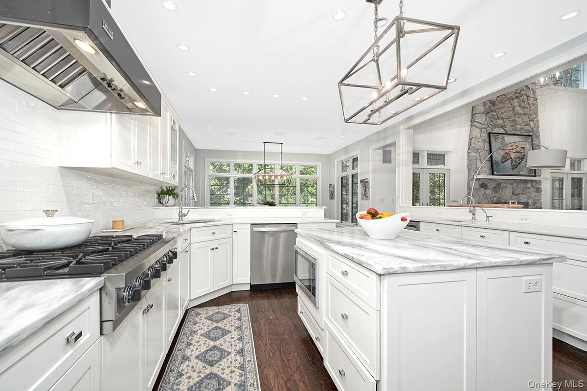 Brewster, New York 10509, United States, 5 Bedrooms Bedrooms, ,6 BathroomsBathrooms,Residential,Pending,199616