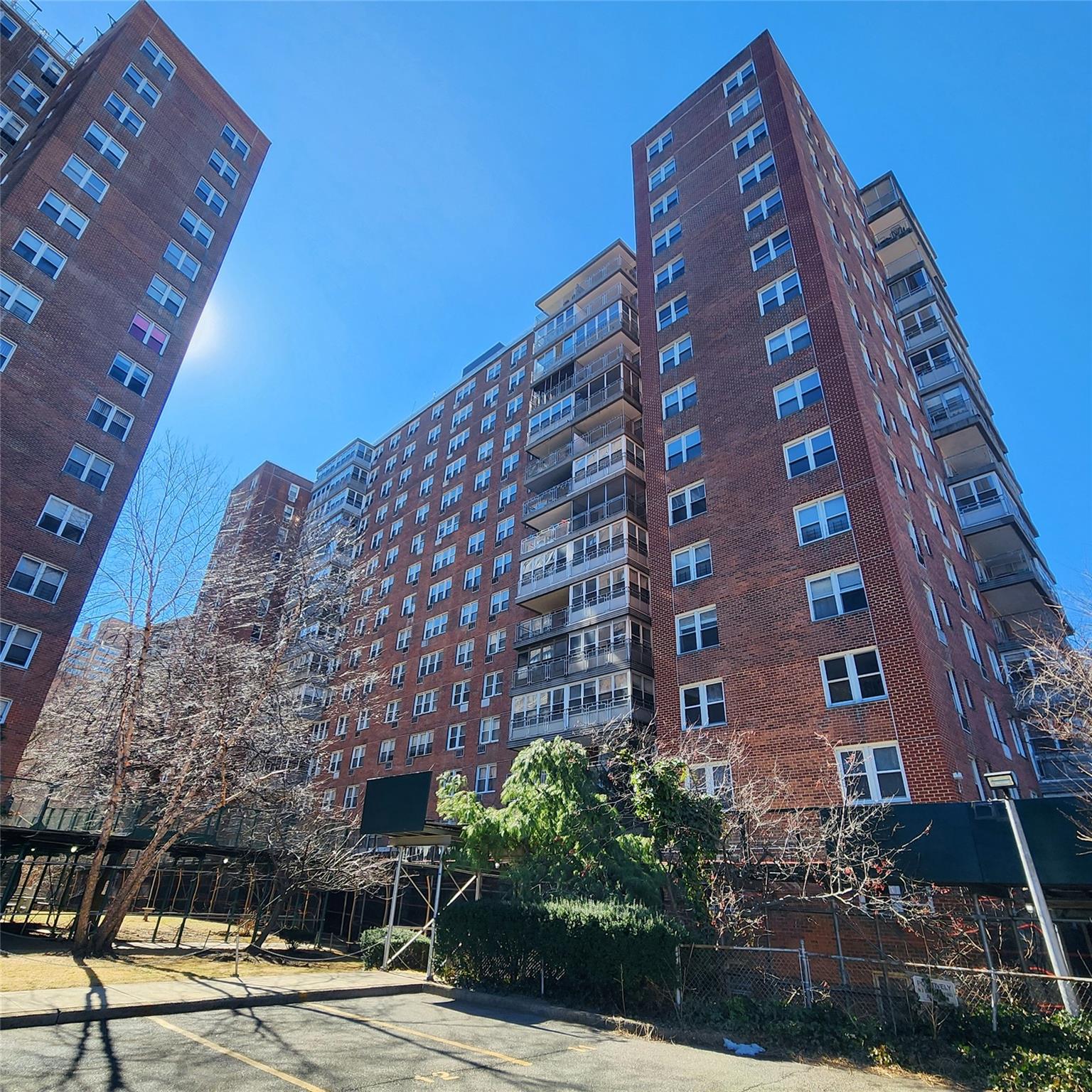 Franklin Avenue 7D, Flushing, Queens, NY - 3 Bedrooms  
2 Bathrooms  
5 Rooms - 