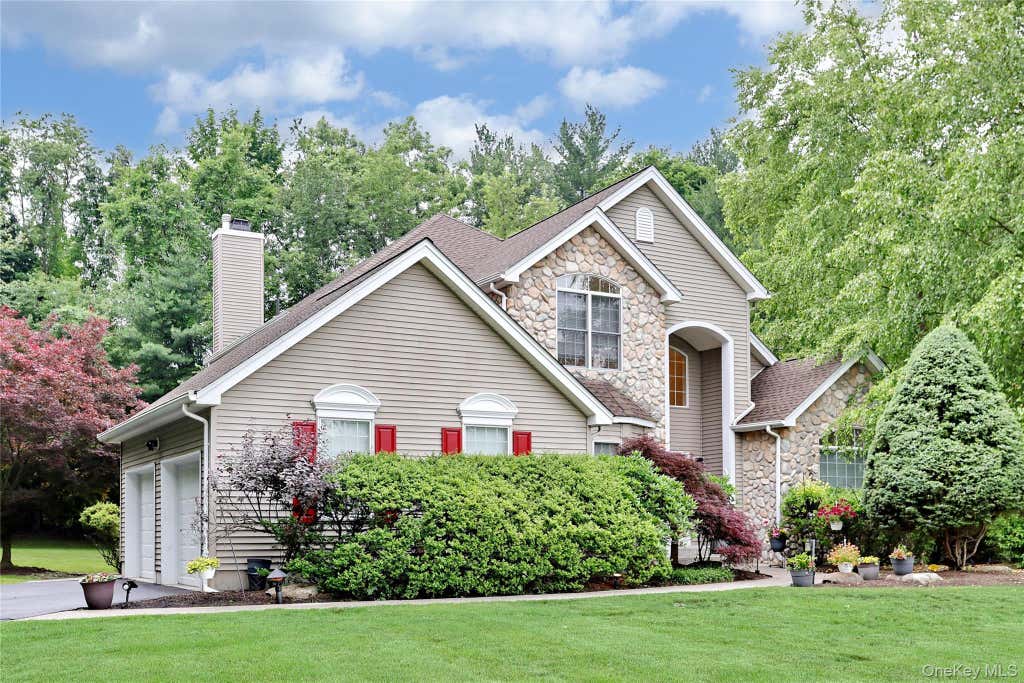 Photo of 7 Birdie Drive, Suffern, NY 10901 (MLS # 1038524)