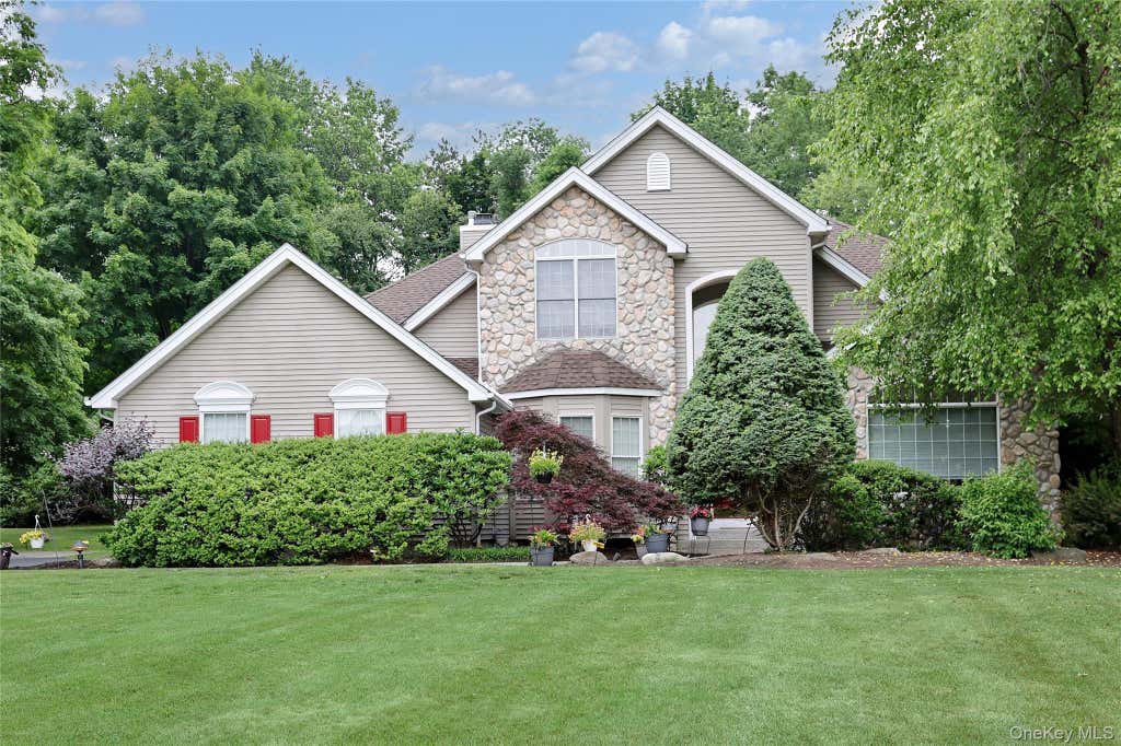 Photo of 7 Birdie Drive, Suffern, NY 10901 (MLS # 1038524)