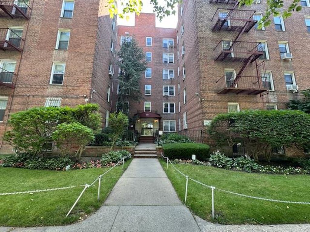 Photo of 221 McDonald Ave #1G, Brooklyn, NY 11218 (MLS # 979205)