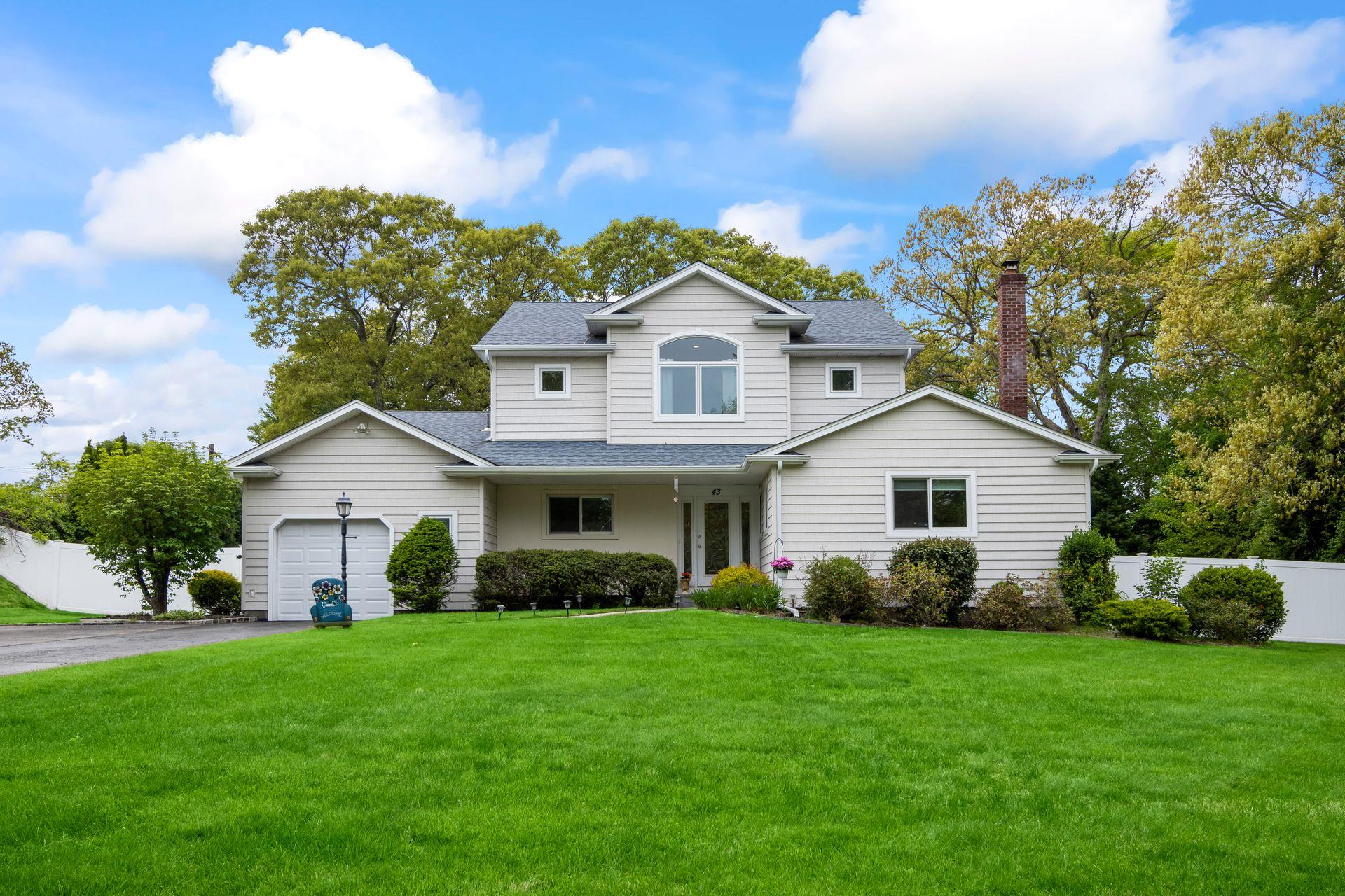 Merrivale Drive, Smithtown, Hamptons, NY - 3 Bedrooms  
2 Bathrooms - 