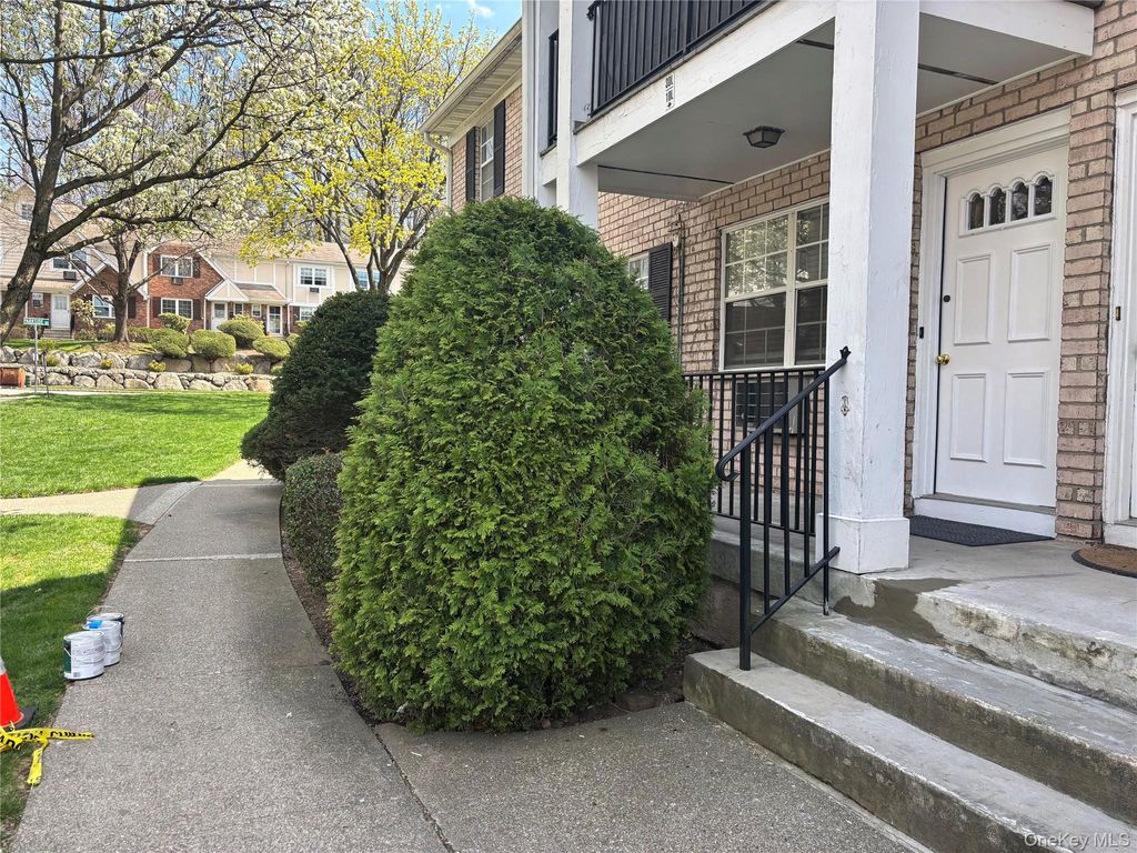 Photo of 1 Doxbury Lane, Suffern, NY 10901 (MLS # 985149)