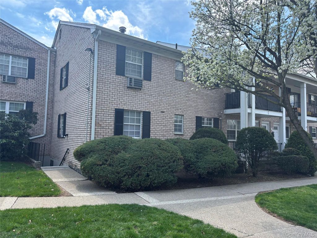 Photo of 1 Doxbury Lane, Suffern, NY 10901 (MLS # 985149)