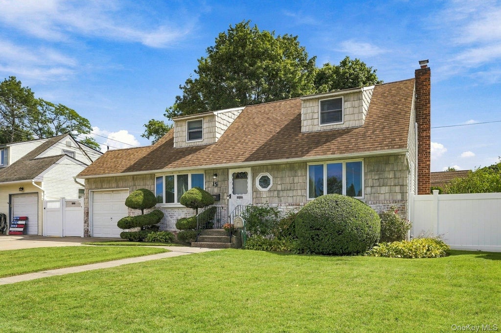 Photo of 15 Scholl Drive, Farmingdale, NY 11735 (MLS # 1051397)