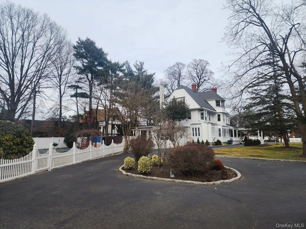 Photo of 129 Hilton Avenue, Hempstead, NY 11550 (MLS # 993913)