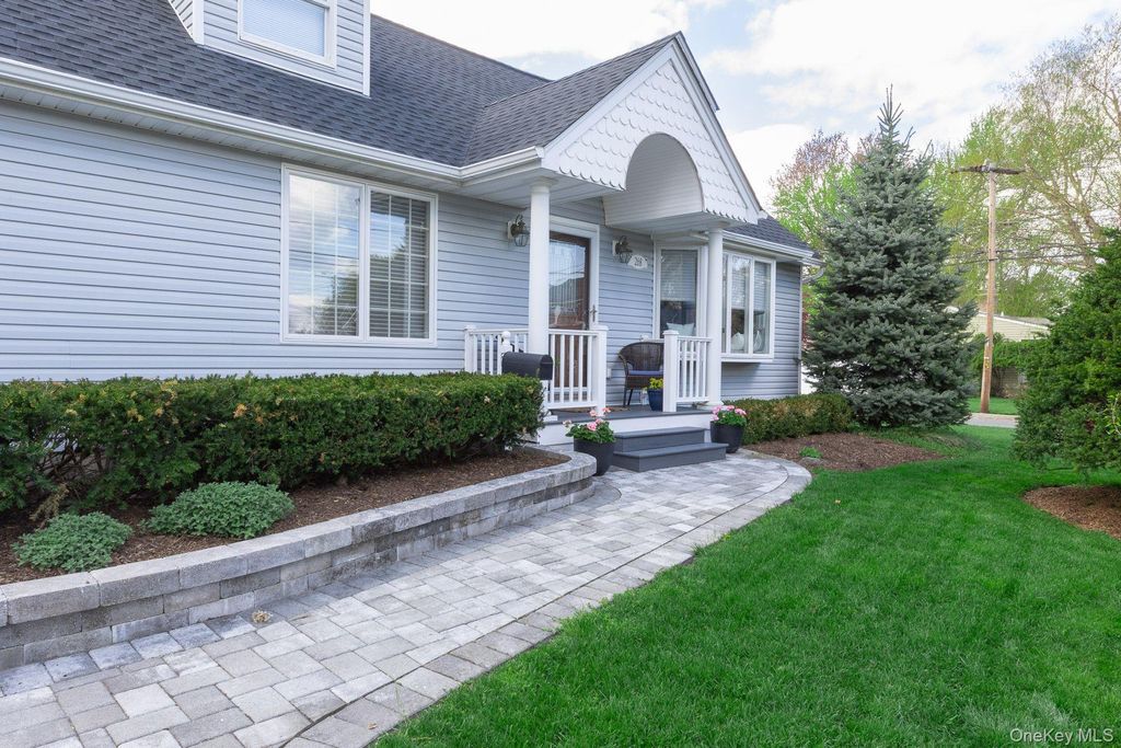 Photo of 268 7th Avenue, Saint James, NY 11780 (MLS # 988385)