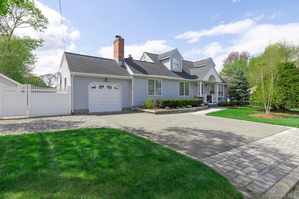 Photo of 268 7th Avenue, Saint James, NY 11780 (MLS # 988385)