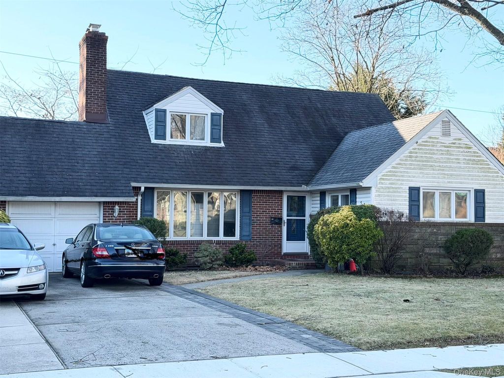 Photo of 90 Amherst Street, Garden City, NY 11530 (MLS # 950411)