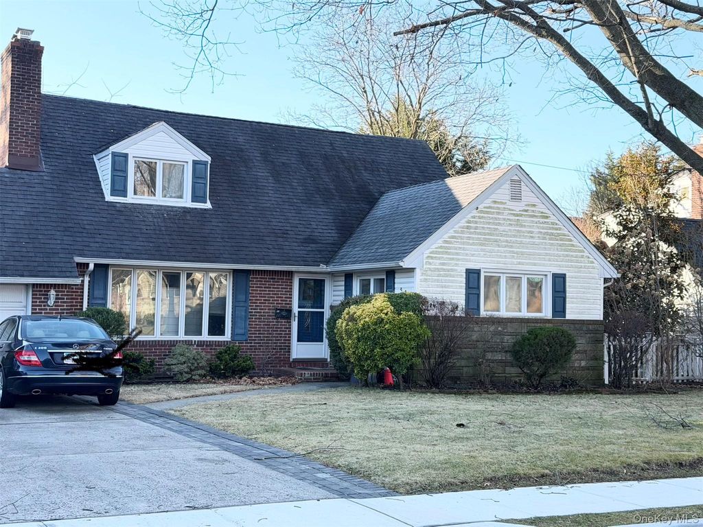 Photo of 90 Amherst Street, Garden City, NY 11530 (MLS # 950411)