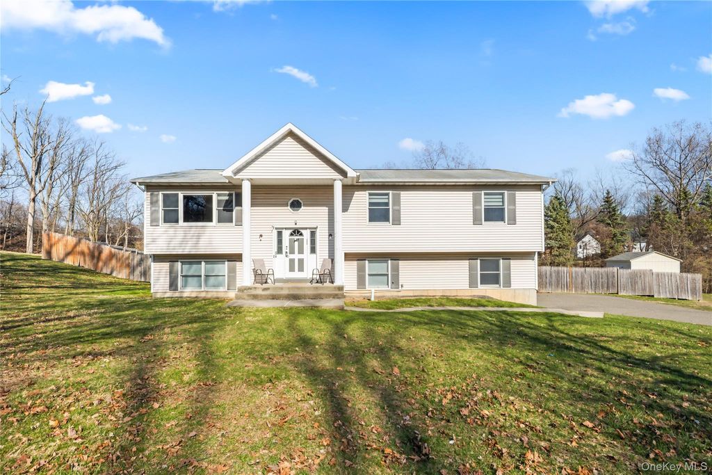 Photo of 3 Algonquin Circle, Airmont, NY 10952 (MLS # 978135)