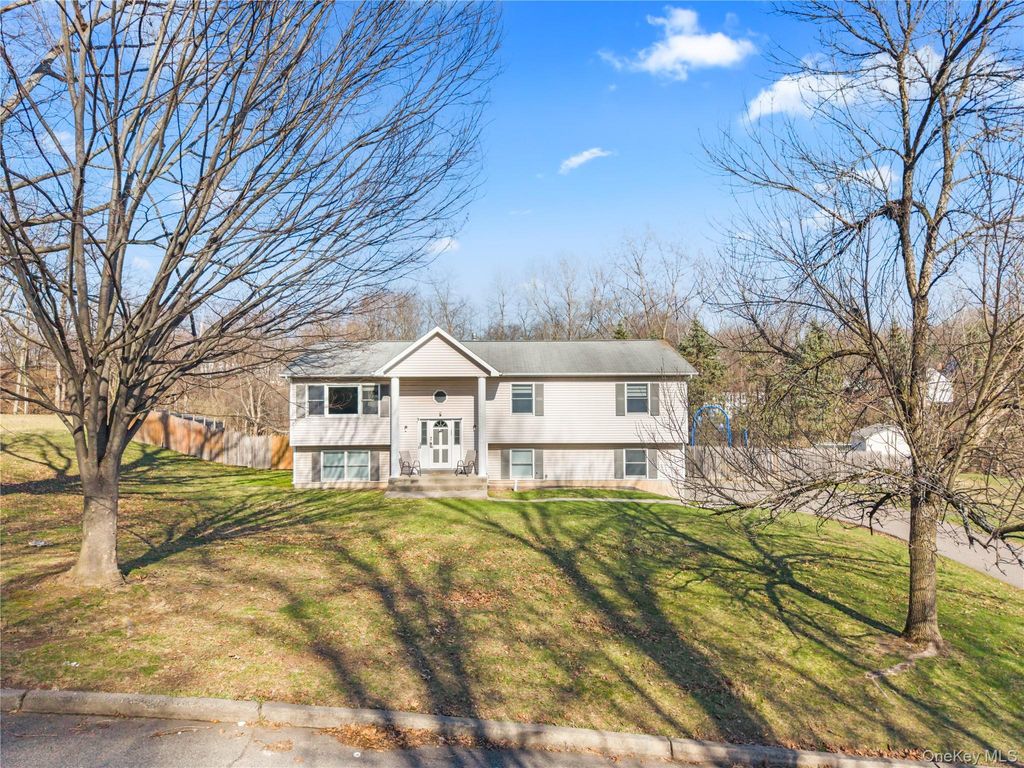 Photo of 3 Algonquin Circle, Airmont, NY 10952 (MLS # 978135)