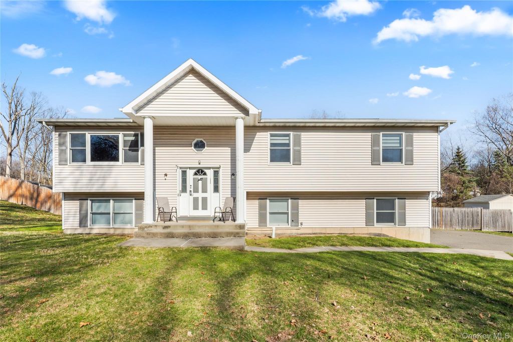 Photo of 3 Algonquin Circle, Airmont, NY 10952 (MLS # 978135)