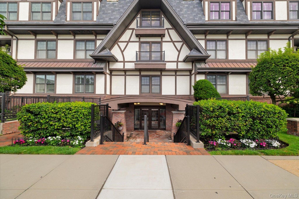 Photo of 77 Maple Avenue #100, Rockville Centre, NY 11570 (MLS # 1046800)