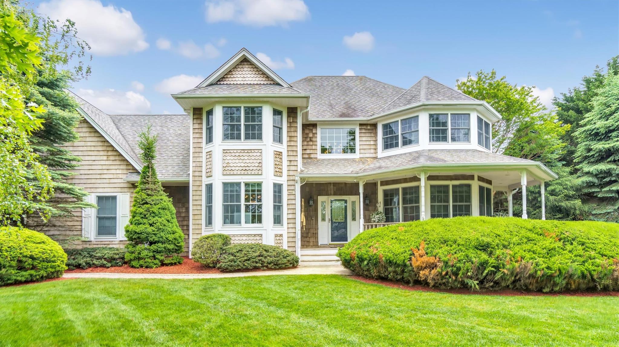 Water Terrace, Southold, Hamptons, NY - 4 Bedrooms  
3 Bathrooms - 