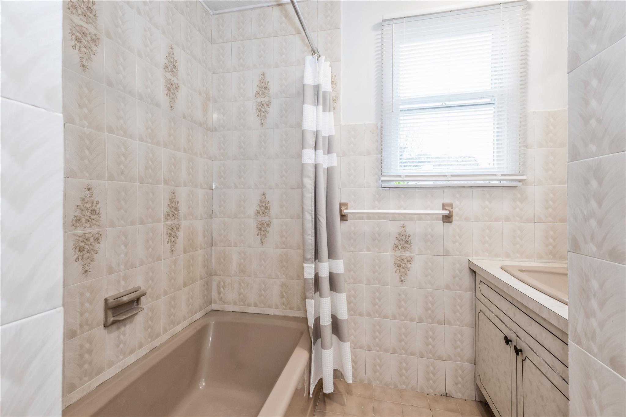 356 Oakley Avenue, Elmont, New York image 23