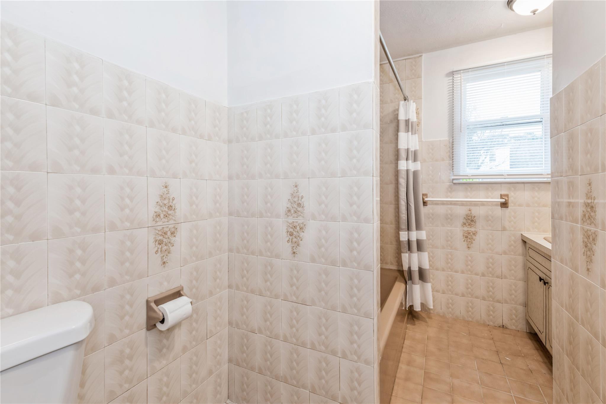 356 Oakley Avenue, Elmont, New York image 24