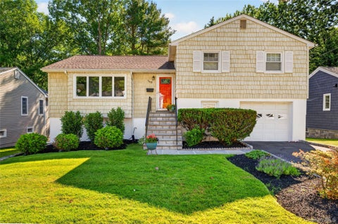 Homes For Sale - 140 Saxon Drive<br/> Mamaroneck, NY 10543