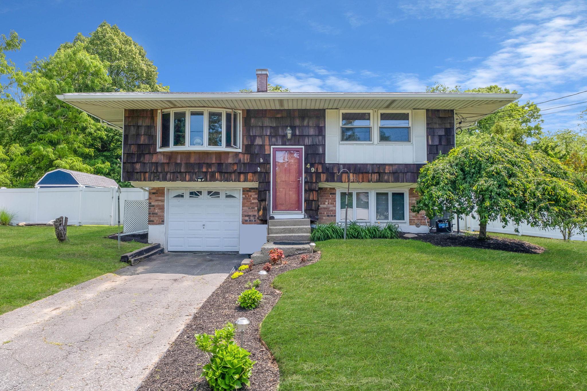 Bobcat Lane, East Setauket, Hamptons, NY - 3 Bedrooms  
2 Bathrooms - 