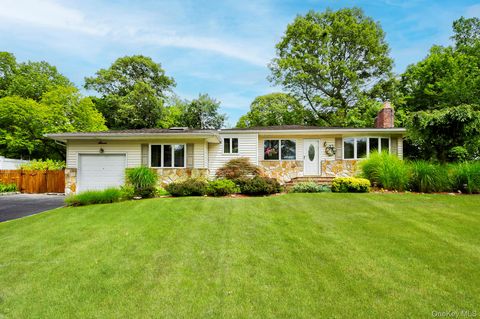 Photo of 7 Bartel Place, South Huntington, NY 11746 (MLS # 959179)