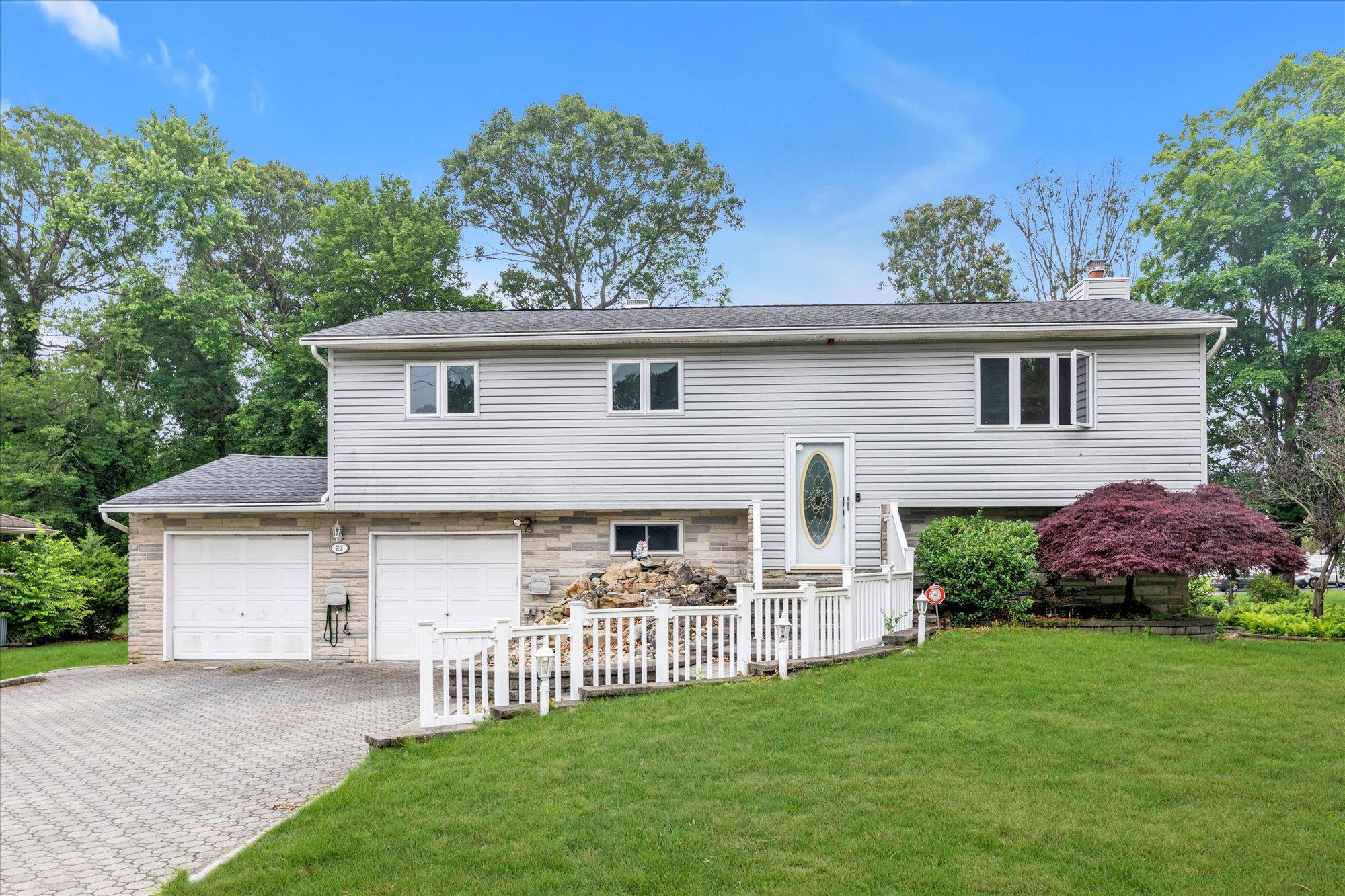 Heron Lane, Commack, Hamptons, NY - 4 Bedrooms  
2 Bathrooms - 