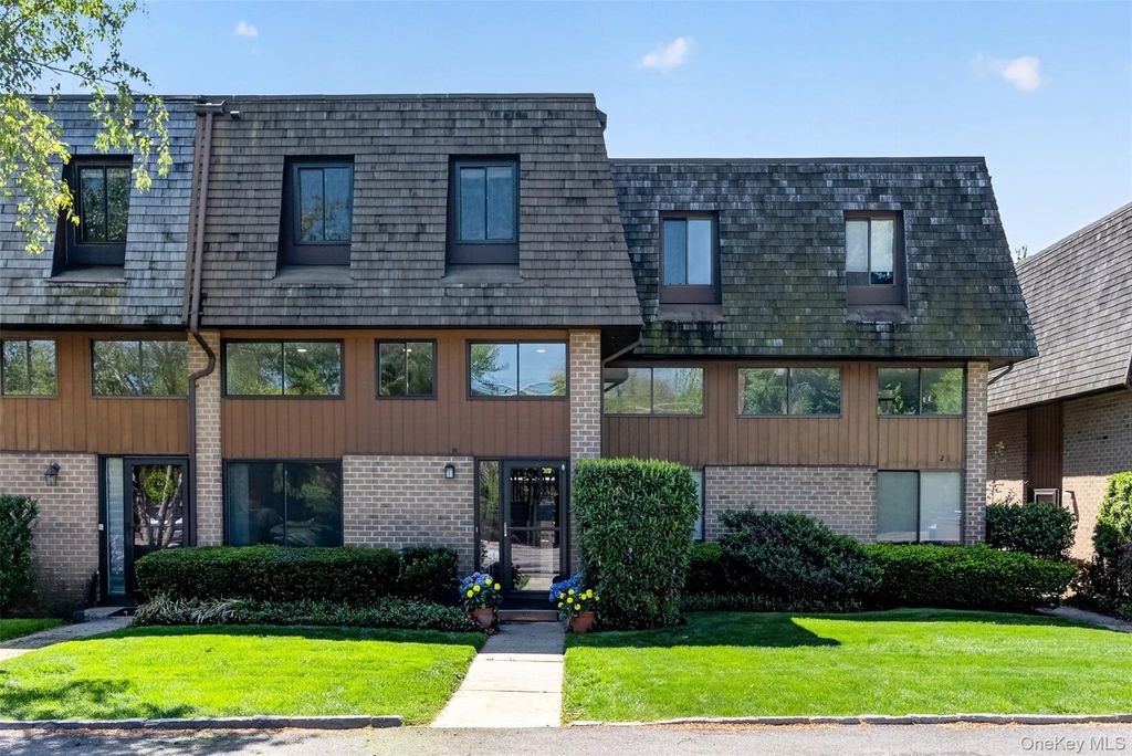 Photo of 22 The Hamlet, Pelham, NY 10803 (MLS # 997469)