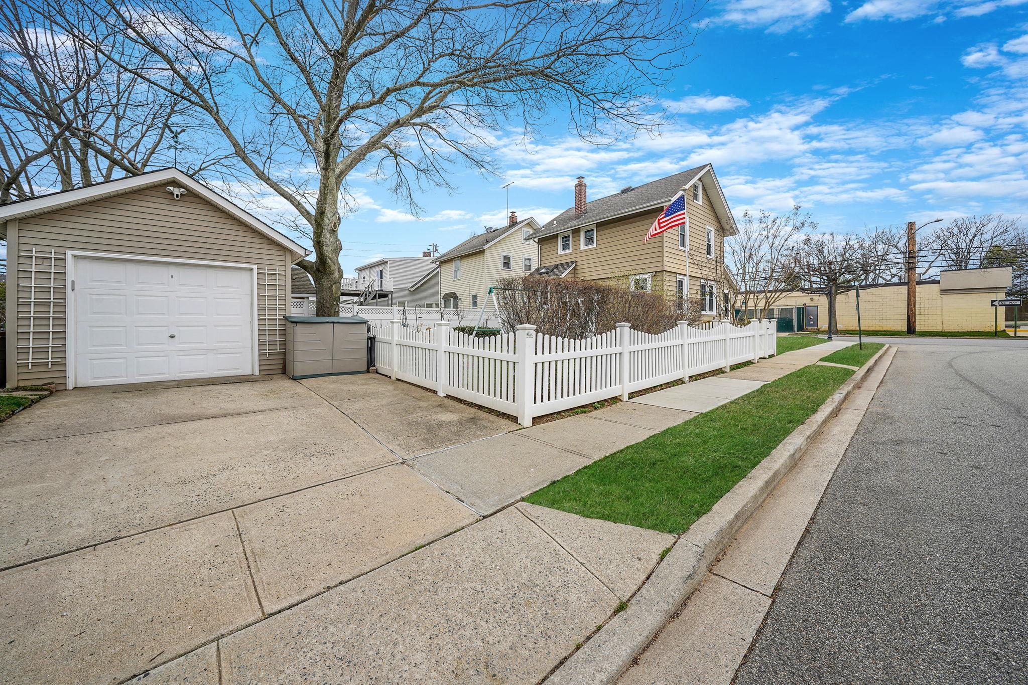 30 Scranton Avenue, Lynbrook, New York image 27